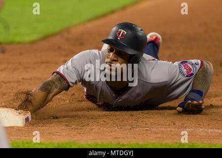 Kansas City, MO, USA. 29 Mai, 2018. Robbie Grossman #36 der Minnesota Twins tags Erste gegen die Minnesota Twins, die während des Spiels am Kauffman Stadium in Kansas City, MO. Kyle Rivas/Cal Sport Media/Alamy leben Nachrichten Stockfoto