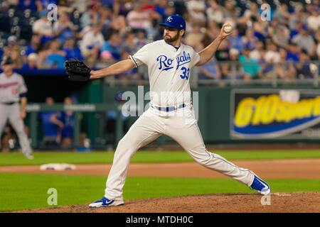 Kansas City, MO, USA. 29 Mai, 2018. Brian Flynn #33 der Kansas City Royals Plätze gegen die Minnesota Twins, die während des Spiels am Kauffman Stadium in Kansas City, MO. Kyle Rivas/Cal Sport Media/Alamy leben Nachrichten Stockfoto