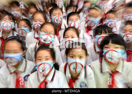 Shijiazhuang, Shijiazhuang, China. 30 Mai, 2018. Shijiazhuang, China -30. Mai 2018: die Schülerinnen und Schüler tragen Masken mit dem Muster der Nein zum Tabak an einer Grundschule in Shijiazhuang, nördlich der chinesischen Provinz Hebei, Kennzeichnung der kommenden Weltnichtrauchertag. Credit: SIPA Asien/ZUMA Draht/Alamy leben Nachrichten Stockfoto