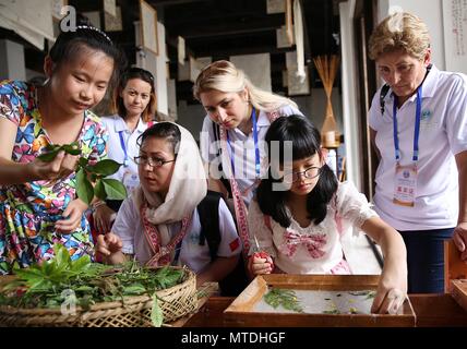 (180530) - Peking, 30. Mai 2018 (Xinhua) - ausländische Handwerker lernen Sie die Techniken der Huacao Papier, eine Art der Traditionellen Chinesischen handgeschöpftes Papier, bei Wanda Dorf Qiandongnan Danzhai County im Miao und Dong Autonomen Präfektur, Südwesten Chinas Provinz Guizhou, 15 August, 2017. Die zweite Shanghaier Organisation für Zusammenarbeit (SCO) Sommer-Lager, sino-ausländischen Börsen von immateriellen Kulturerbe, wurde hier statt. 18 Shanghaier Organisation für Zusammenarbeit (SCO) Gipfel ist für Juni 9 bis 10 in Qingdao, einer Küstenstadt in der ostchinesischen Provinz Shandong geplant. Da Chi Stockfoto