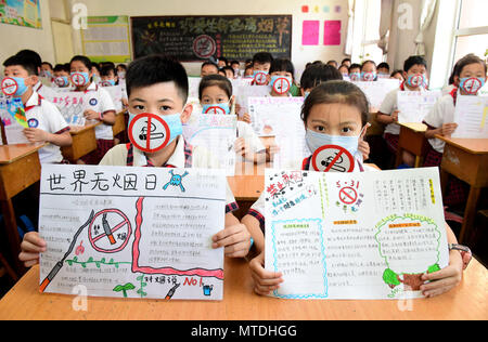 Shijiazhuang, Shijiazhuang, China. 30 Mai, 2018. Shijiazhuang, China -30. Mai 2018: die Schülerinnen und Schüler tragen Masken mit dem Muster der Nein zum Tabak an einer Grundschule in Shijiazhuang, nördlich der chinesischen Provinz Hebei, Kennzeichnung der kommenden Weltnichtrauchertag. Credit: SIPA Asien/ZUMA Draht/Alamy leben Nachrichten Stockfoto