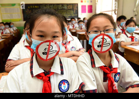 Shijiazhuang, Shijiazhuang, China. 30 Mai, 2018. Shijiazhuang, China -30. Mai 2018: die Schülerinnen und Schüler tragen Masken mit dem Muster der Nein zum Tabak an einer Grundschule in Shijiazhuang, nördlich der chinesischen Provinz Hebei, Kennzeichnung der kommenden Weltnichtrauchertag. Credit: SIPA Asien/ZUMA Draht/Alamy leben Nachrichten Stockfoto