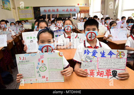 Shijiazhuang, Shijiazhuang, China. 30 Mai, 2018. Shijiazhuang, China -30. Mai 2018: die Schülerinnen und Schüler tragen Masken mit dem Muster der Nein zum Tabak an einer Grundschule in Shijiazhuang, nördlich der chinesischen Provinz Hebei, Kennzeichnung der kommenden Weltnichtrauchertag. Credit: SIPA Asien/ZUMA Draht/Alamy leben Nachrichten Stockfoto