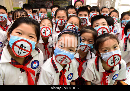 Shijiazhuang, Shijiazhuang, China. 30 Mai, 2018. Shijiazhuang, China -30. Mai 2018: die Schülerinnen und Schüler tragen Masken mit dem Muster der Nein zum Tabak an einer Grundschule in Shijiazhuang, nördlich der chinesischen Provinz Hebei, Kennzeichnung der kommenden Weltnichtrauchertag. Credit: SIPA Asien/ZUMA Draht/Alamy leben Nachrichten Stockfoto