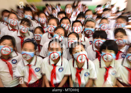 Shijiazhuang, Shijiazhuang, China. 30 Mai, 2018. Shijiazhuang, China -30. Mai 2018: die Schülerinnen und Schüler tragen Masken mit dem Muster der Nein zum Tabak an einer Grundschule in Shijiazhuang, nördlich der chinesischen Provinz Hebei, Kennzeichnung der kommenden Weltnichtrauchertag. Credit: SIPA Asien/ZUMA Draht/Alamy leben Nachrichten Stockfoto