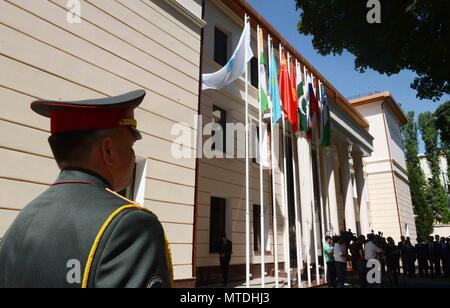 (180530) - Peking, 30. Mai 2018 (Xinhua) - Flagge von Indien und Pakistan sind gehoben, nachdem sie als volle Mitglieder der Regionalen Anti-terror-Struktur der Shanghaier Organisation für Zusammenarbeit in Taschkent, Usbekistan, 15. Juni 2017 akzeptiert wurden. 18 Shanghaier Organisation für Zusammenarbeit (SCO) Gipfel ist für Juni 9 bis 10 in Qingdao, einer Küstenstadt in der ostchinesischen Provinz Shandong geplant. Da China über die rotierenden Präsidentschaft des SCO im Juni letzten Jahres nahmen mehr als 160 Aktivitäten, einschließlich einer Reihe von wichtigen institutionellen Tagungen und multilateralen Veranstaltungen haben bisher gehalten worden. (Xinhua / Sadat) (w Stockfoto