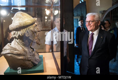 30. Mai 2018, in der Ukraine, Kiew: Deutsche Präsident Frank-Walter Steinmeier ist geleitet von city guide Pavlo Miadzel (C) durch die St. Sophia Kathedrale und blickt auf eine Büste von Jaroslaw der Weise (978-1054). Bundespraesident Steinmeier ist zu einem zweitaegigen Besuch in der Ukraine. Foto: Bernd von Jutrczenka/dpa Quelle: dpa Picture alliance/Alamy leben Nachrichten Stockfoto