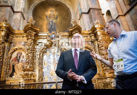 30. Mai 2018, in der Ukraine, Kiew: Deutsche Präsident Frank-Walter Steinmeier ist geleitet von city guide Pavlo Miadzel (C) durch die St. Sophia Kathedrale. Bundespraesident Steinmeier ist zu einem zweitaegigen Besuch in der Ukraine. Foto: Bernd von Jutrczenka/dpa Quelle: dpa Picture alliance/Alamy leben Nachrichten Stockfoto