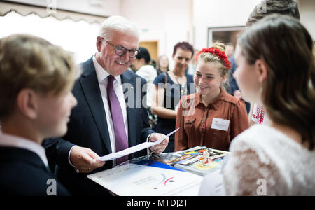 30. Mai 2018, in der Ukraine, Kiew: Deutsche Präsident Frank-Walter Steinmeier spricht mit Schülerinnen und Schüler der Schule Nr. 239 anlässlich der ukrainischen Sprache. Bundespraesident Steinmeier ist zu einem zweitaegigen Besuch in der Ukraine. Foto: Bernd von Jutrczenka/dpa Quelle: dpa Picture alliance/Alamy leben Nachrichten Stockfoto