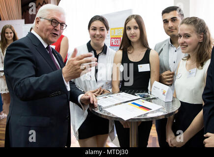 30. Mai 2018, in der Ukraine, Kiew: Deutsche Präsident Frank-Walter Steinmeier spricht mit Schülerinnen und Schüler der Schule Nr. 239 anlässlich der ukrainischen Sprache. Bundespraesident Steinmeier ist zu einem zweitaegigen Besuch in der Ukraine. Foto: Bernd von Jutrczenka/dpa Quelle: dpa Picture alliance/Alamy leben Nachrichten Stockfoto