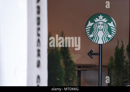 Krakau, Polen. 30 Mai, 2018. Das Starbucks Logo in Krakau gesehen. Die amerikanische Kette Starbucks geschlossen mehr als 8.000 Stores in den USA am 29. Mai nachmittag Rasse zur Verfügung zu stellen - bias Bildung für seine Mitarbeiter. Credit: Omar Marques/SOPA Images/ZUMA Draht/Alamy leben Nachrichten Stockfoto
