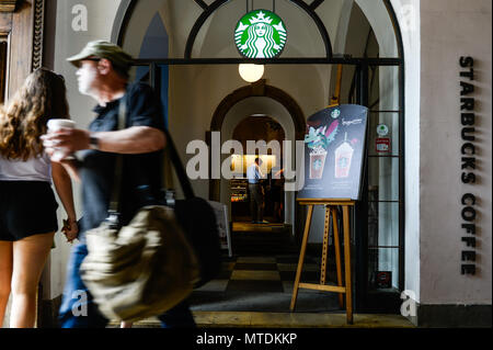 Krakau, Polen. 30 Mai, 2018. Ein Mann gesehen von einem Starbucks in Krakau. Die amerikanische Kette Starbucks geschlossen mehr als 8.000 Stores in den USA am 29. Mai nachmittag Rasse zur Verfügung zu stellen - bias Bildung für seine Mitarbeiter. Credit: Omar Marques/SOPA Images/ZUMA Draht/Alamy leben Nachrichten Stockfoto