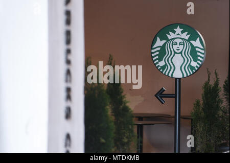 Das Starbucks Logo in Krakau gesehen. Die amerikanische Kette Starbucks geschlossen mehr als 8.000 Stores in den USA am 29. Mai nachmittag Rasse zur Verfügung zu stellen - bias Bildung für seine Mitarbeiter. Stockfoto