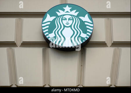 Das Starbucks Logo in Krakau gesehen. Die amerikanische Kette Starbucks geschlossen mehr als 8.000 Stores in den USA am 29. Mai nachmittag Rasse zur Verfügung zu stellen - bias Bildung für seine Mitarbeiter. Stockfoto