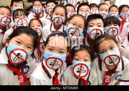 Shijiazhuang, China. 30 Mai, 2018. Die Studierenden tragen Masken mit dem Muster sagen 'Nein zum Tabak" an einer Grundschule in Shijiazhuang, nördlich der chinesischen Provinz Hebei, die bevorstehende Weltnichtrauchertag Kennzeichnung. Credit: SIPA Asien/ZUMA Draht/Alamy leben Nachrichten Stockfoto