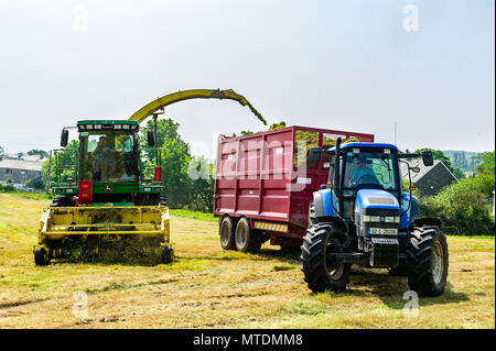 Schull, Irland. 30 Mai, 2018. An einem sonnigen Tag, Hurley ist Vertragspartner von West Cork sammeln, Gras, das für Silage mit einem Feldhäcksler John Deere 7500 und New Holland Traktoren geschnitten worden ist. Credit: Andy Gibson/Alamy Leben Nachrichten. Stockfoto