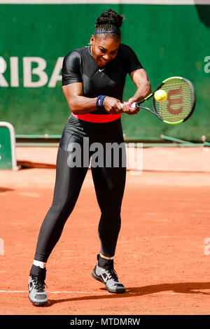 Paris, Frankreich. 28 Mai, 2018. Serena Williams aus den USA während ihres Gleichen an Tag 4 Doppelzimmer im 2018 French Open in Roland Garros. Credit: Frank Molter/Alamy leben Nachrichten Stockfoto