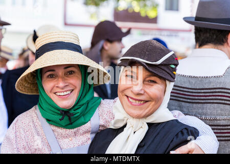 Alcala, Teneriffa, Kanarische Inseln. 30. Mai 2018. Zwei Frauen aus lokalen folkloristische Gruppen in typischen Trachten Lächeln für die Kamera bei Feierlichkeiten für den Tag der Kanaren. Stockfoto