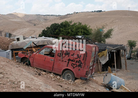 Khan al-Ahmar, Israel, 30. Mai 2018. Blick auf die Jüdische Siedlung Kfar Edumim auf einem Hügel über der palästinensischen Beduinen Dorf Khan al-Ahmar im Westjordanland am 30. Mai abgerechnet. Die Gemeinde gehört zum Stamm der Jahalin Beduinen ihre Häuser meist aus Blech und Holzplatten gebaut sind. Der israelische Oberste Gerichtshof hat beschlossen, ihr Dorf zu demolieren, trotz einer Kampagne, die von europäischen Regierungen, um sie zu speichern. Credit: Eddie Gerald/Alamy leben Nachrichten Stockfoto