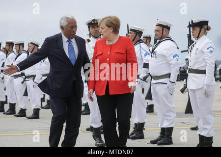 Lissabon, Portugal. 30. Mai 2018 hat die Deutsche Bundeskanzlerin Angela Merkel in die portugiesische Präsident António Costa am Flughafen begrüsst. Merkel ist in Portugal zum ersten Mal seit dem Ende der Euro-Krise. Foto: Michael Kappeler/dpa Quelle: dpa Picture alliance/Alamy leben Nachrichten Stockfoto