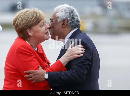 Lissabon, Portugal. 30. Mai 2018 hat die Deutsche Bundeskanzlerin Angela Merkel in die portugiesische Präsident António Costa am Flughafen begrüsst. Merkel ist in Portugal zum ersten Mal seit dem Ende der Euro-Krise. Foto: Michael Kappeler/dpa Quelle: dpa Picture alliance/Alamy leben Nachrichten Stockfoto