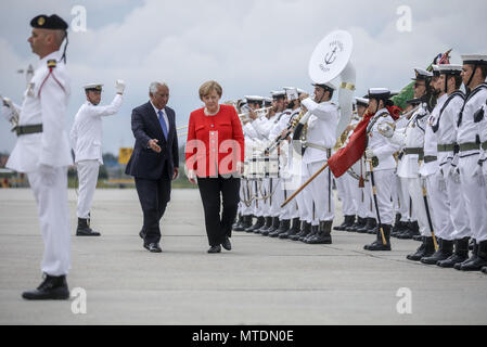 Lissabon, Portugal. 30. Mai 2018 hat die Deutsche Bundeskanzlerin Angela Merkel in die portugiesische Präsident António Costa am Flughafen begrüsst. Merkel ist in Portugal zum ersten Mal seit dem Ende der Euro-Krise. Foto: Michael Kappeler/dpa Quelle: dpa Picture alliance/Alamy leben Nachrichten Stockfoto