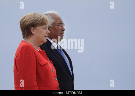 Lissabon, Portugal. 30. Mai 2018 hat die Deutsche Bundeskanzlerin Angela Merkel in die portugiesische Präsident António Costa am Flughafen begrüsst. Merkel ist in Portugal zum ersten Mal seit dem Ende der Euro-Krise. Foto: Michael Kappeler/dpa Quelle: dpa Picture alliance/Alamy leben Nachrichten Stockfoto