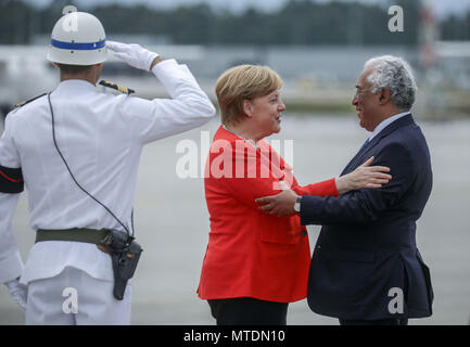 Lissabon, Portugal. 30. Mai 2018 hat die Deutsche Bundeskanzlerin Angela Merkel in die portugiesische Präsident António Costa am Flughafen begrüsst. Merkel ist in Portugal zum ersten Mal seit dem Ende der Euro-Krise. Foto: Michael Kappeler/dpa Quelle: dpa Picture alliance/Alamy leben Nachrichten Stockfoto