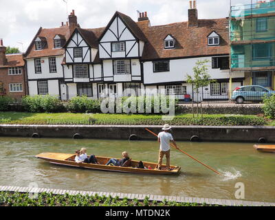 Canterbury, Kent, Großbritannien. 30. Mai 2018. UK Wetter: heiß, feucht und sonnigen Nachmittag in der Stadt Canterbury, Kent. Credit: James Bell/Alamy leben Nachrichten Stockfoto