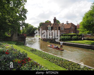 Canterbury, Kent, Großbritannien. 30. Mai 2018. UK Wetter: heiß, feucht und sonnigen Nachmittag in der Stadt Canterbury, Kent. Credit: James Bell/Alamy leben Nachrichten Stockfoto