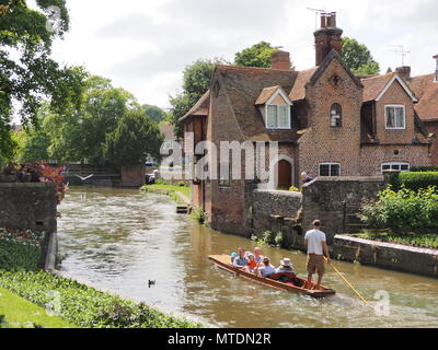 Canterbury, Kent, Großbritannien. 30. Mai 2018. UK Wetter: heiß, feucht und sonnigen Nachmittag in der Stadt Canterbury, Kent. Credit: James Bell/Alamy leben Nachrichten Stockfoto