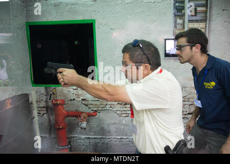 Tel Aviv, Israel. 30 Mai, 2018. Ein Besucher (L) nimmt Teil an ein taktisches Schießen Erfahrung an der internationalen Sicherheit und Verteidigung Ausstellung in Tel Aviv, Israel, am 30. Mai 2018. Internationale Sicherheit und Verteidigung Ausstellung ist Teil des Israel Sicherheit und Verteidigung Woche mit großen Ausstellungen und spezialisierte Seminare, Vorführungen und Workshops. Quelle: Guo yu/Xinhua/Alamy leben Nachrichten Stockfoto