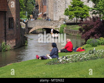 Canterbury, Kent, Großbritannien. 30. Mai 2018. UK Wetter: heiß, feucht und sonnigen Nachmittag in der Stadt Canterbury, Kent. Credit: James Bell/Alamy leben Nachrichten Stockfoto