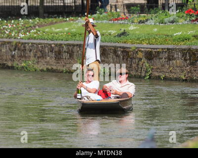 Canterbury, Kent, Großbritannien. 30. Mai 2018. UK Wetter: heiß, feucht und sonnigen Nachmittag in der Stadt Canterbury, Kent. Credit: James Bell/Alamy leben Nachrichten Stockfoto