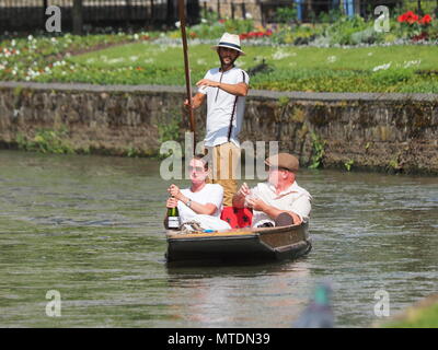 Canterbury, Kent, Großbritannien. 30. Mai 2018. UK Wetter: heiß, feucht und sonnigen Nachmittag in der Stadt Canterbury, Kent. Credit: James Bell/Alamy leben Nachrichten Stockfoto