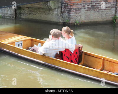 Canterbury, Kent, Großbritannien. 30. Mai 2018. UK Wetter: heiß, feucht und sonnigen Nachmittag in der Stadt Canterbury, Kent. Credit: James Bell/Alamy leben Nachrichten Stockfoto