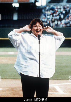 San Diego, Kalifornien, USA. 25. Juli, 1990. ROSEANNE BARR singen das Star-Spangled Banner am Jack Murphy Stadion in San Diego, Kalifornien, 25. Juli 1990. Quelle: Globus Fotos/ZUMAPRESS.com/Alamy leben Nachrichten Stockfoto