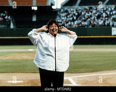 San Diego, Kalifornien, USA. 25. Juli, 1990. ROSEANNE BARR singen das Star-Spangled Banner am Jack Murphy Stadion in San Diego, Kalifornien, 25. Juli 1990. Quelle: Globus Fotos/ZUMAPRESS.com/Alamy leben Nachrichten Stockfoto