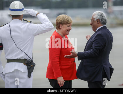 Lissabon, Portugal. 30. Mai 2018 hat die Deutsche Bundeskanzlerin Angela Merkel in die portugiesische Präsident António Costa am Flughafen begrüsst. Merkel ist in Portugal zum ersten Mal seit dem Ende der Euro-Krise. Foto: Michael Kappeler/dpa Quelle: dpa Picture alliance/Alamy leben Nachrichten Stockfoto