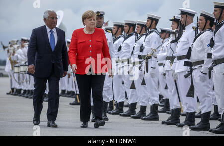 Lissabon, Portugal. 30. Mai 2018 hat die Deutsche Bundeskanzlerin Angela Merkel in die portugiesische Präsident António Costa am Flughafen begrüsst. Merkel ist in Portugal zum ersten Mal seit dem Ende der Euro-Krise. Foto: Michael Kappeler/dpa Quelle: dpa Picture alliance/Alamy leben Nachrichten Stockfoto