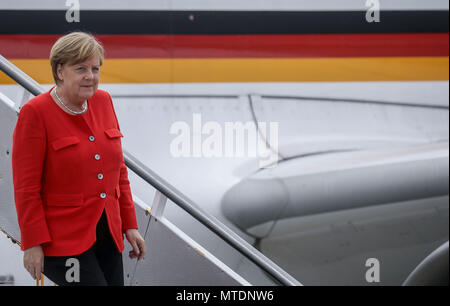 Lissabon, Portugal. 30. Mai 2018 hat die Deutsche Bundeskanzlerin Angela Merkel das Flugzeug verlassen. Merkel ist in Portugal zum ersten Mal seit dem Ende der Euro-Krise. Foto: Michael Kappeler/dpa Quelle: dpa Picture alliance/Alamy leben Nachrichten Stockfoto
