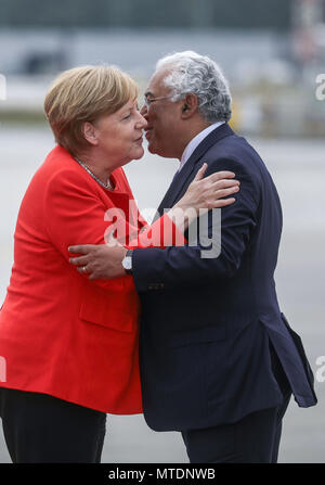 Lissabon, Portugal. 30. Mai 2018 hat die Deutsche Bundeskanzlerin Angela Merkel in die portugiesische Präsident António Costa am Flughafen begrüsst. Merkel ist in Portugal zum ersten Mal seit dem Ende der Euro-Krise. Foto: Michael Kappeler/dpa Quelle: dpa Picture alliance/Alamy leben Nachrichten Stockfoto