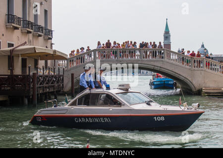 Venedig, Italien. 30 Mai, 2018. Italienische und chinesische Polizisten patrouillieren die Innenstadt am 30. Mai 2018 in Venedig, Italien. Unter der Schirmherrschaft der internationalen polizeilichen Zusammenarbeit Service der Zentralen Direktion für die Kriminalpolizei beginnt gemeinsame Patrouillen mit Betreibern von der Chinesischen Polizei in Venedig und Rom. © Simone Padovani/Erwachen/Alamy leben Nachrichten Stockfoto