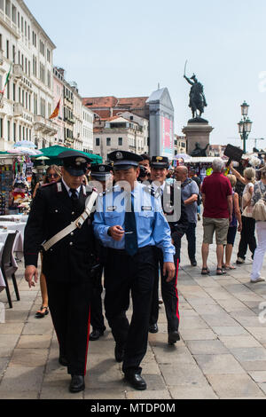 Venedig, Italien. 30 Mai, 2018. Italienische und chinesische Polizisten patrouillieren die Innenstadt am 30. Mai 2018 in Venedig, Italien. Unter der Schirmherrschaft der internationalen polizeilichen Zusammenarbeit Service der Zentralen Direktion für die Kriminalpolizei beginnt gemeinsame Patrouillen mit Betreibern von der Chinesischen Polizei in Venedig und Rom. © Simone Padovani/Erwachen/Alamy leben Nachrichten Stockfoto