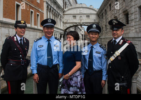 Venedig, Italien. 30 Mai, 2018. Italienische und chinesische Polizisten patrouillieren die Innenstadt am 30. Mai 2018 in Venedig, Italien. Unter der Schirmherrschaft der internationalen polizeilichen Zusammenarbeit Service der Zentralen Direktion für die Kriminalpolizei beginnt gemeinsame Patrouillen mit Betreibern von der Chinesischen Polizei in Venedig und Rom. © Simone Padovani/Erwachen/Alamy leben Nachrichten Stockfoto