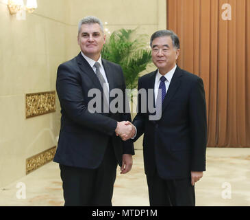 (180530) - Peking, 30. Mai 2018 (Xinhua) - Wang Yang (R), Vorsitzender des Nationalen Ausschusses der Chinese People's Political Consultative Conference (Cppcc), erfüllt mit Ivan Brajovic, Sprecher des Parlaments von Montenegro, in Peking, der Hauptstadt von China, 30. Mai 2018. (Xinhua / Liu Weibing) (lmm) Stockfoto