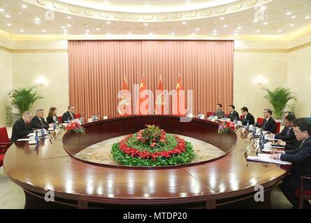 (180530) - Peking, 30. Mai 2018 (Xinhua) - Wang Yang, der Vorsitzende des Nationalen Ausschusses der Chinese People's Political Consultative Conference (Cppcc), erfüllt mit Ivan Brajovic, Sprecher des Parlaments von Montenegro, in Peking, der Hauptstadt von China, 30. Mai 2018. (Xinhua / Liu Weibing) (lmm) Stockfoto