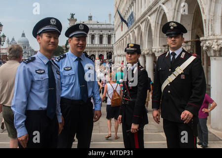 Venedig, Italien. 30 Mai, 2018. Italienische und chinesische Polizisten patrouillieren die Innenstadt am 30. Mai 2018 in Venedig, Italien. Unter der Schirmherrschaft der internationalen polizeilichen Zusammenarbeit Service der Zentralen Direktion für die Kriminalpolizei beginnt gemeinsame Patrouillen mit Betreibern von der Chinesischen Polizei in Venedig und Rom. © Simone Padovani/Erwachen/Alamy leben Nachrichten Stockfoto