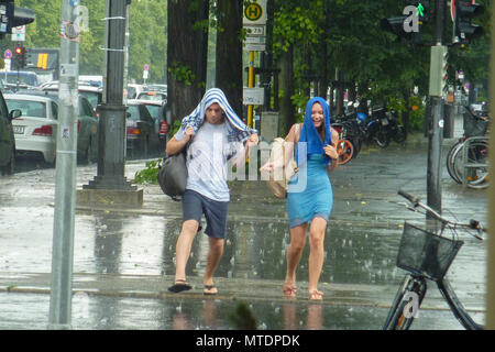 Berlin, Deutschland. 30 Mai, 2018. Heavy Rain über den Datenverkehr Achse Kaiserdamm im Berliner Bezirk Charlottenburg. Für Berlin und Brandenburg der Deutsche Wetterdienst eine Unwetterwarnung mit starken Regen- und Hagelschauern ausgestellt. Kredite: Jan Scheunert/ZUMA Draht/Alamy leben Nachrichten Stockfoto