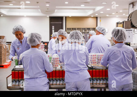 Seoul, Südkorea. 30 Mai, 2018. Arbeitnehmer pack koreanischen Ginsengs an Cheong-Kwan-Jang Ginseng Fabrik in Buyeo Grafschaft von South Chungcheong Provinz, Südkorea, 30. Mai 2018. Nach den neuesten Statistiken des Südkoreanischen Ministeriums für Landwirtschaft, Ernährung und ländliche Angelegenheiten, des Landes ginseng Ausfuhren Wert 158.39 Millionen US-Dollar im Jahr 2017, 18,7 Prozent im Vorjahresvergleich. Die typischen Verfahren zur Produktion von weltweit renommierten koreanischen Ginsengs umfasst hauptsächlich Reinigung, Dampf, Filterung, Trimmen und verdichten. Credit: Wang Jingqiang/Xinhua/Alamy leben Nachrichten Stockfoto